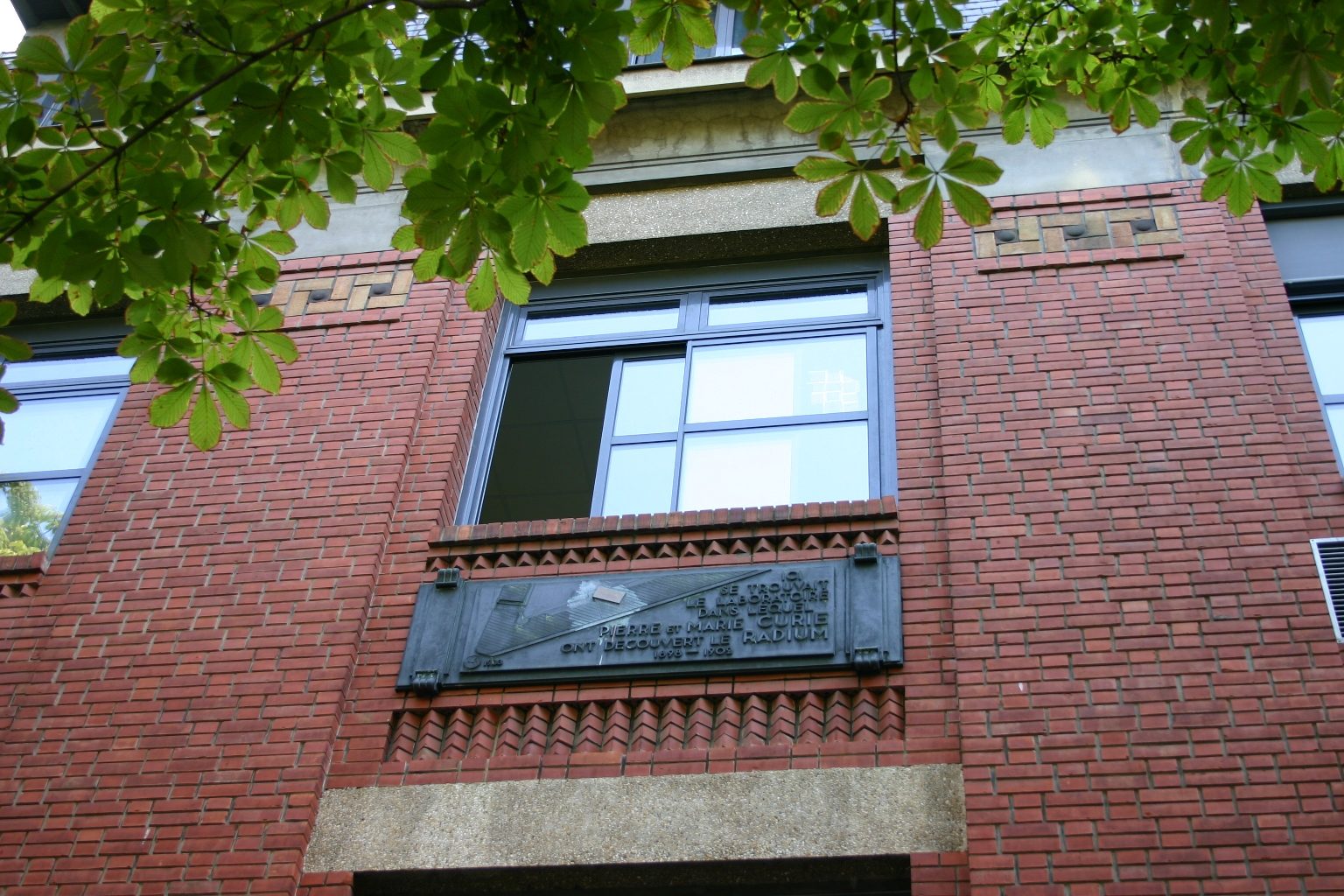 Pierre and Marie Curie's laboratory memorial tablet, Ecole Superieure de Physique et de Chimie Industrielles, Paris - 01.JPG